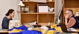 De syr ukrainska flaggor som stöd