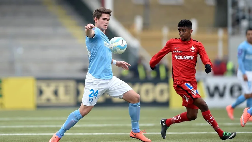 Förlust. Vidar Örn Kjartansson gjorde matchens enda mål. Till höger IFK:s Tesfaldet Tekie som klev av i andra halvlek.