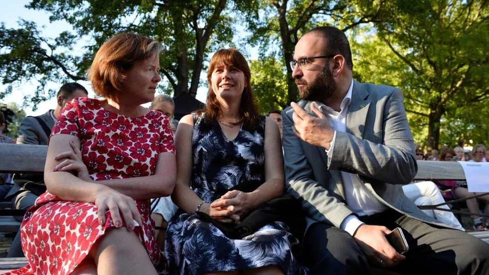 Bör hålla linjen. När U-svängen i invandringspolitiken nu genomförts vill det till att bland andra Carin Jämtin och Åsa Romson håller linjen och tala om saker och ting som de är.