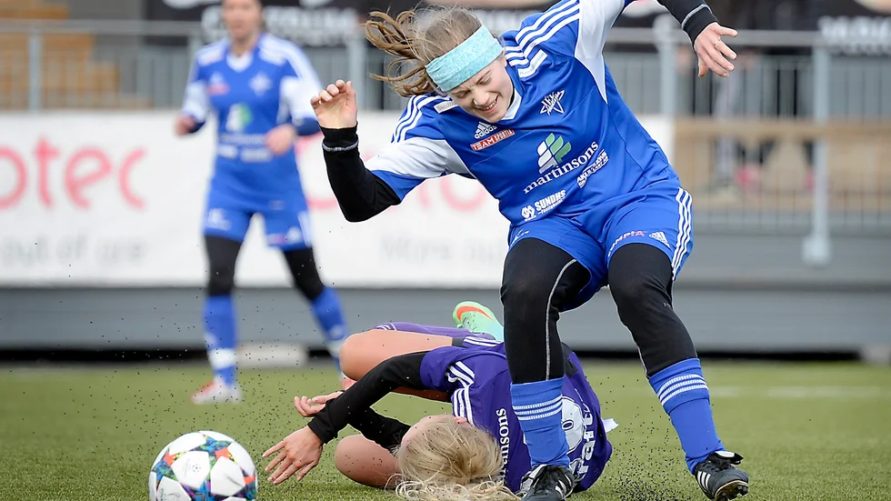 SVÅRVÄRVAT. Åkullsjön förlorar bland annat Lina Andersson, här i derbyt mot Burträsk. Foto: Arkiv Arkiv.
