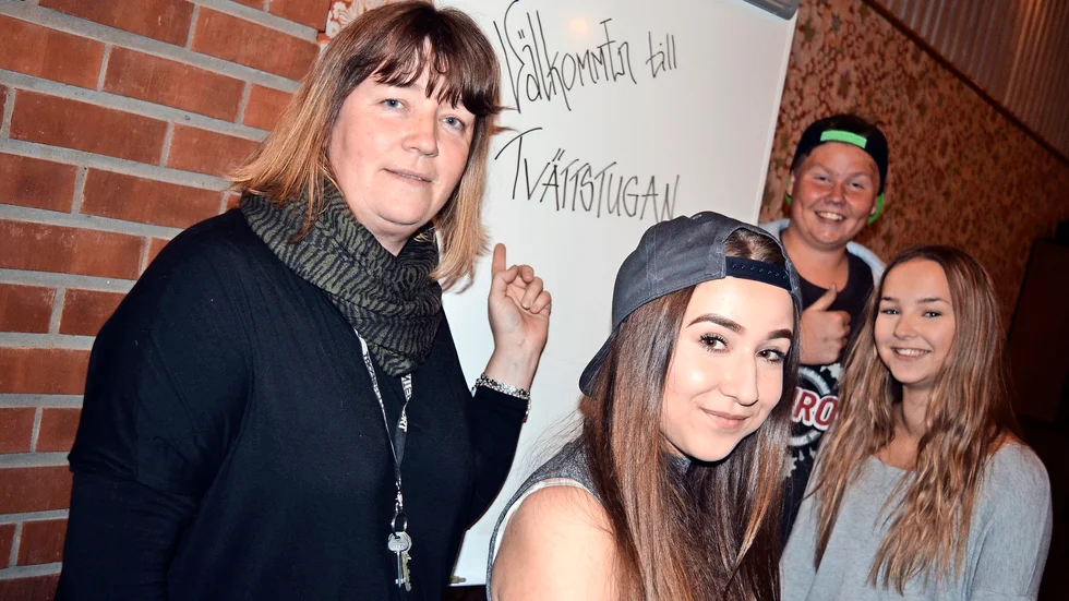 Alla vill till Tvättstugan. Susanne Oderth, Tilda Lundström, Elias Bergkvist och Wilma Djärv är nöjda. Fritidsgården har fått sitt namn och den är populär. Foto: Karin Israelsson.