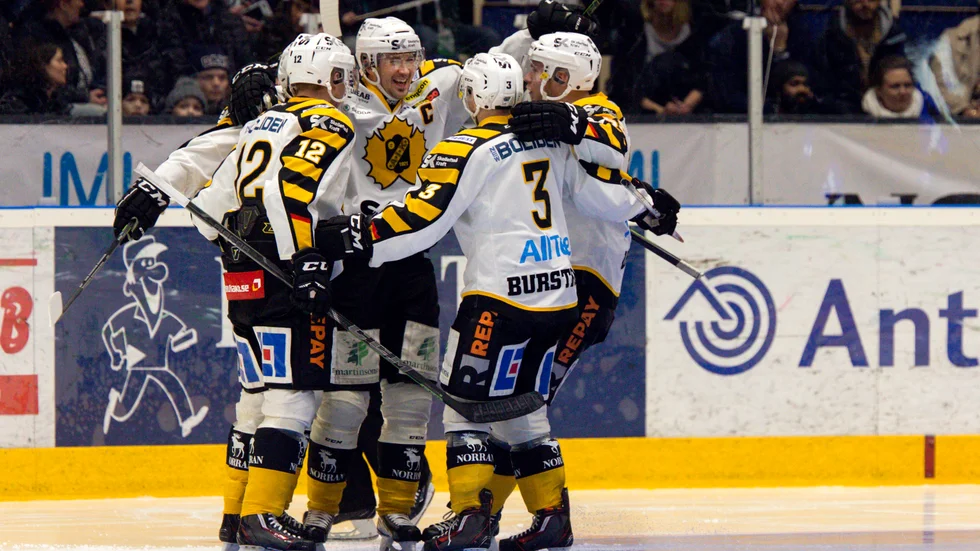 Matchhjälte. Jimmie Ericsson låg bakom två mål och avgjorde mötet med Färjestad i den tredje perioden. Foto: ANNA-LENA BERGQVIST.