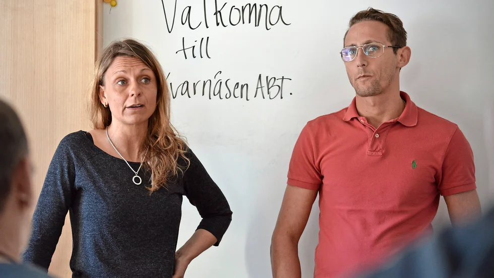 Informerade. Paula Norberg och Luigi Quarta berättade att de första flyktingarna kommer redan idag, tisdag. Foto: Lennart Enkvist.