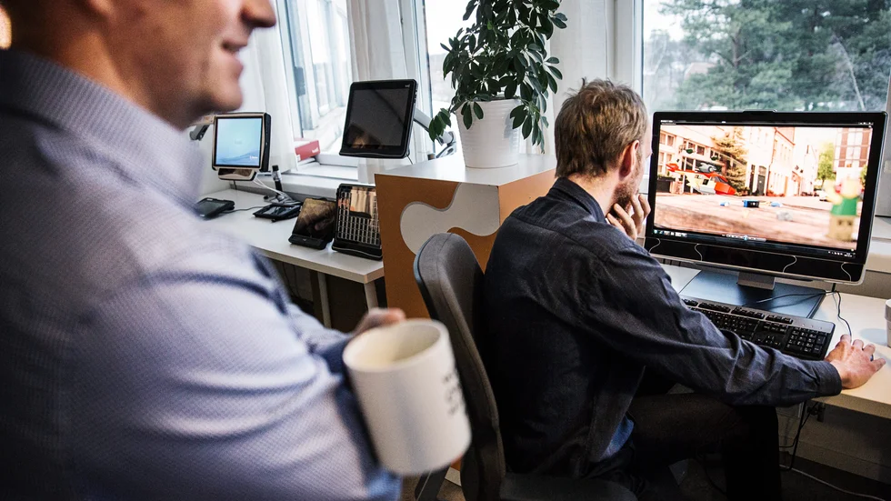 STOCKHOLM 2015-02-12 Tobii Technology AB som är världsledande på ögonstyrning storsatsar nu på datorspel. Vd:n Henrik Eskilsson och Anders Olsson, ansvarig för mjukvarusamarbeten, visar hur företagets ögonstyrningsteknik fungerar i spelet Assasin's Creed Rogue. Foto Emma-Sofia Olsson / SvD / TT / Kod 71754 ** OUT DN och Dagens Industri (även arkiv) och Metro **