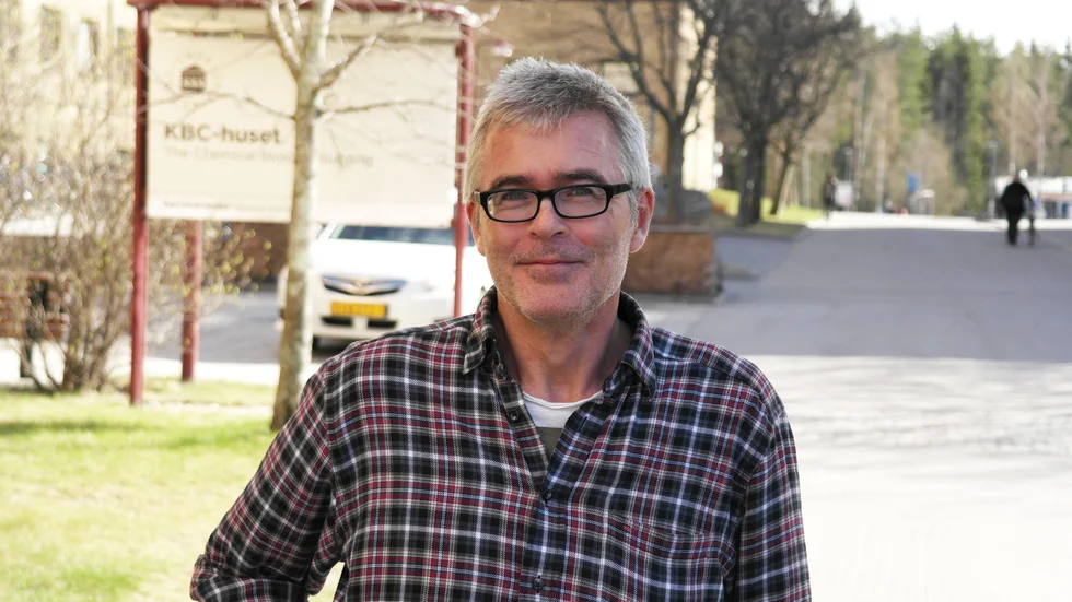 Kollar yngel. Pär Byström forskar om fisk vid Umeå universitet. Foto: Ingrid Söderbergh.