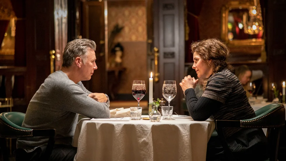 Det forna kärleksparet Peder (Mikael Persbrandt) och Hanna (Vanna Rosenberg) möts på nytt – och tar magi till hjälp för att vara tillsammans – i filmen ”Tills solen går upp”. Pressbild.