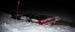 Pistmaskin genom isen vid isbanan • Föraren till sjukhus
