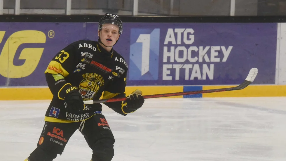 Anton Fredriksson gjorde sin debut i seniorhockey för VH mot Nybro.