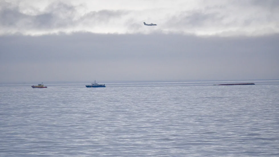 Det danska kapsejsade fartyget Karin Hoej ligger upp och ned i havet mellan Ystad och Bornholm.