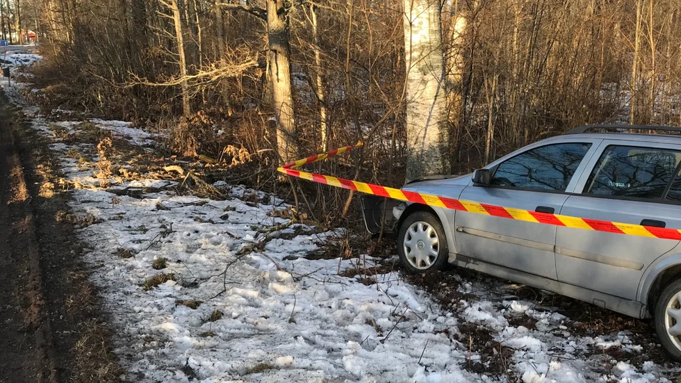 Färden tog stopp mot ett träd och räddningstjänsten var snabbt på plats för att spärra av vägen. 
