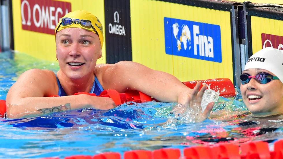 Sarah Sjöström, till vänster, tog VM-silver. Lagkamraten Siobhan Bernadette Haughey, till höger, Hongkong, tog guldet.
