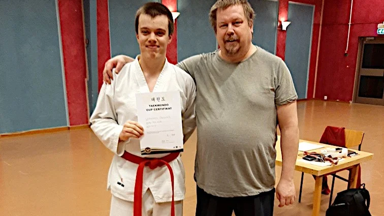 Johannes Stenvall graderades till andra gup av sabumning (tränare) Maths Galin.