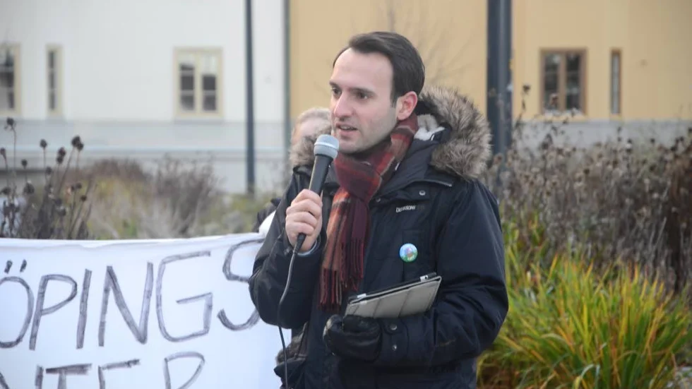 35 miljoner. Peter Butros (V) vill satsa extra mycket pengar på hallar och idrottsytor där de enligt honom behövs allra mest.