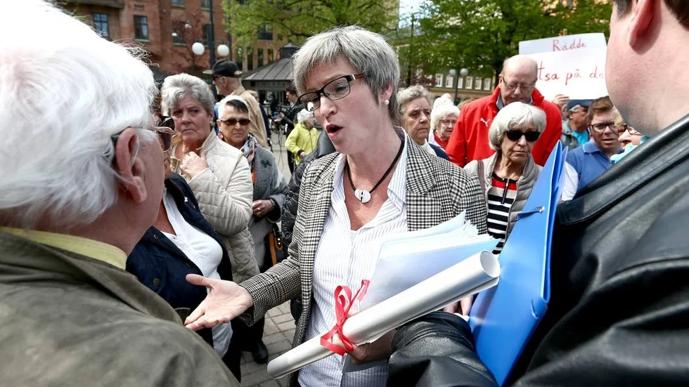 I debattens centrum. Eva-Britt Sjöberg svarar idag på kritik och frågor om äldreomsorgen i kommunen från Rune Andersson i PRO.