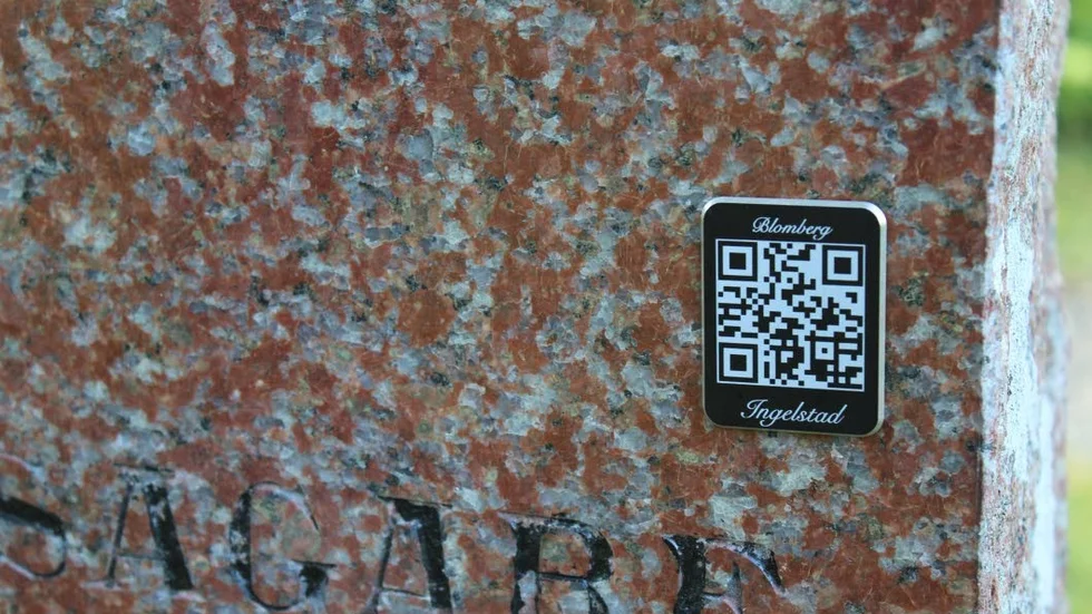 Bricka. En liten bricka med en så kallad QR-kod leder fram till en minnessida som anhöriga själva utformat kring den avlidne.