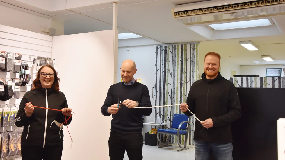 Skospecialisten BOTen fyller 15 år och firade det med nyöppning efter helrenovering. Charlotte Berggren, kommunalrådet Claes Nordmark, och Janne Öman.