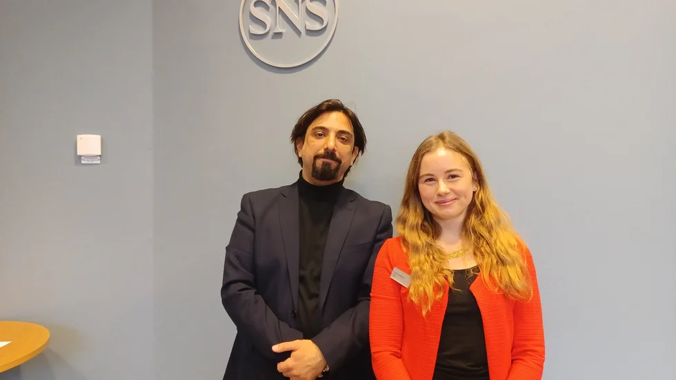 Utredaren Amir Rostami och Emelie Lekebjer från SNS
