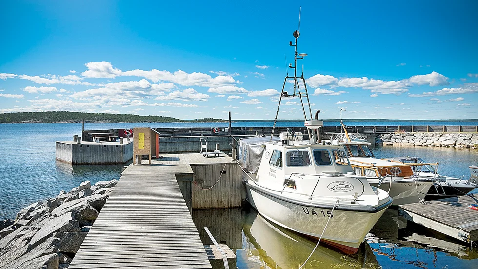 Försäljning. Under sommaren ligger fiskbåten i Bjuröklubb hamn. Foto: Lars Eriksson.
