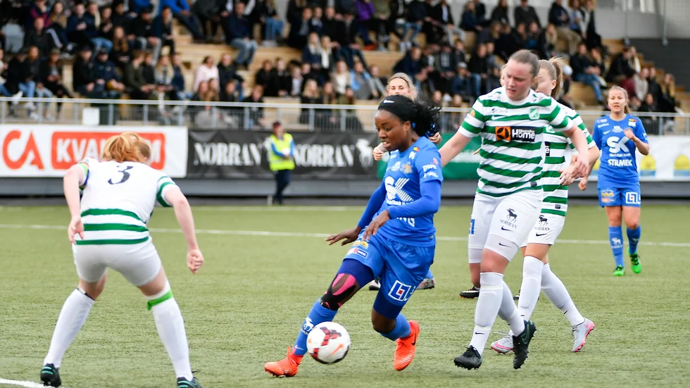 Målskytt. Sunnanås skytteligaledare Bupe Okeowo hyllade målvaktstalangen Lisa Sjögren efter derbyt. Foto: Jeanette Lövgren.