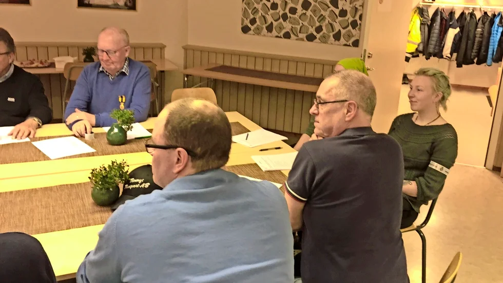 Även damer medverkar vid diskussionen om den utökade totalförsvarsberedningen med vad det innebär med ökade krav på transportkapacitet från FAK.
