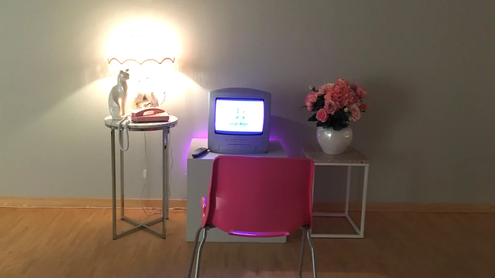 Digitala kreatörer, Piteå konstförening. Installation Office Woman, DVD Deluxe, Josefin Jonsson och Emil Eklund.
