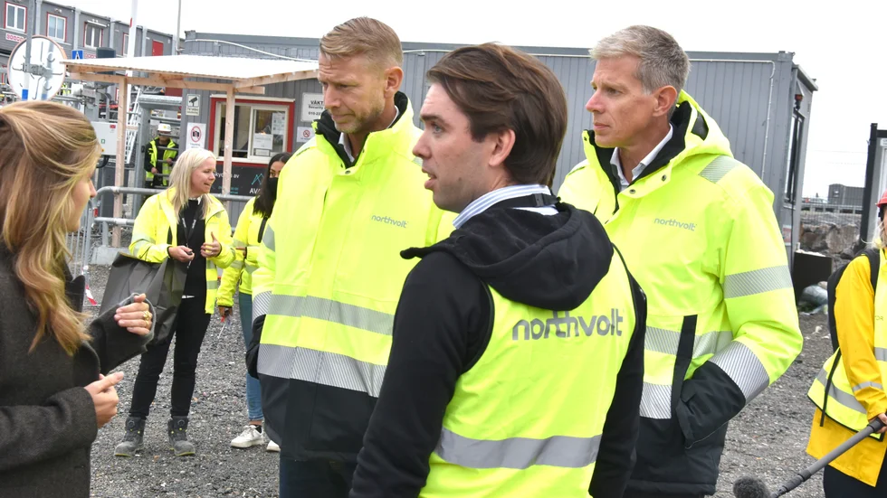 Fr v Peter Carlsson, koncern-vd, Anders Thor ansvarig för samhällsrelationer och Fredrik Hedlund, Northvolt Ett, berättar på nyhetsplats och på debatt i dagens tidning hur Northvolt agerar efter myndighetsrazzian på Bergsbyns Industriområde.