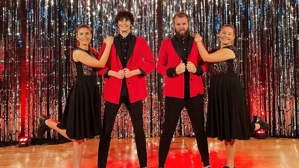 Erica Fyrberg, Adnan Music, Marcus Fyrberg och Linn Liljeblad är redo för julrevy i en glittrig Salong Ramunder i Söderköping. 