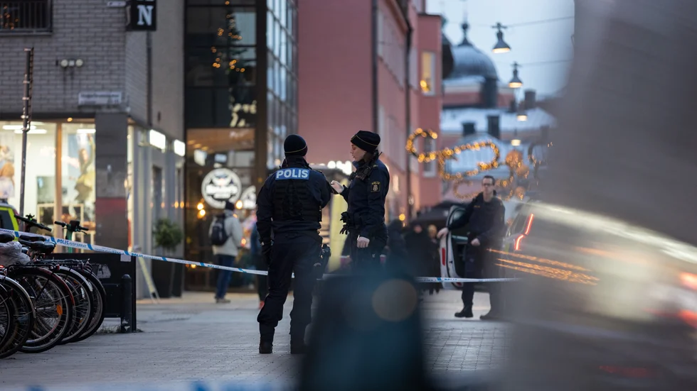 Polisen hävde avspärrningarna ungefär en timme efter knivskärningen. 