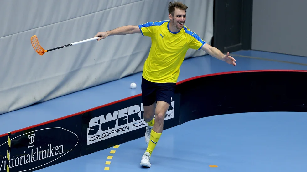 Blågul glädje. Tobias Gustafsson trivs under VM-lägret i Halmstad.