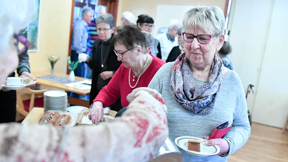 Häller upp. Britt-Marie Karlsson fyller på Siv Löfstedts kaffekopp. Foto: Jeanette Lövgren.