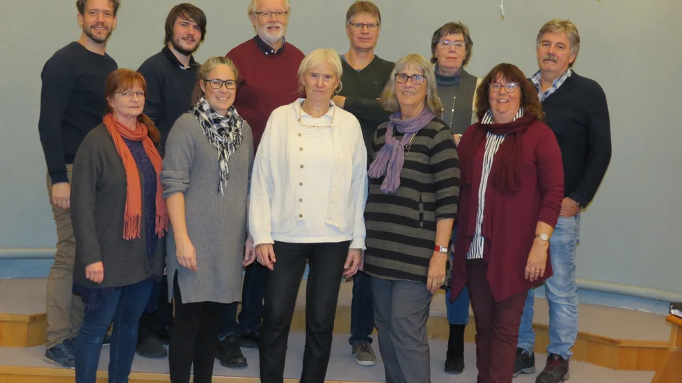 "Kören nå't annat" är en blandad kör från Vingåker som träffas för att öva i Ekbackskyrkan. Margareta Wanselius, körens ordförande, har en randig tröja. Kassören Johanna Bolin påpekar att bilden är från innan pandemin och att de numera har längre avstånd till varandra. 