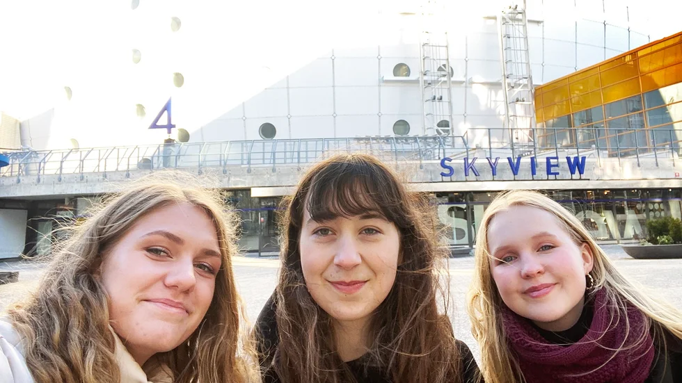 Kajsa Westergren, Malåtjejen Agnes Roslund och Alice Castell laddar för att inta Avicii Arena på lördag.