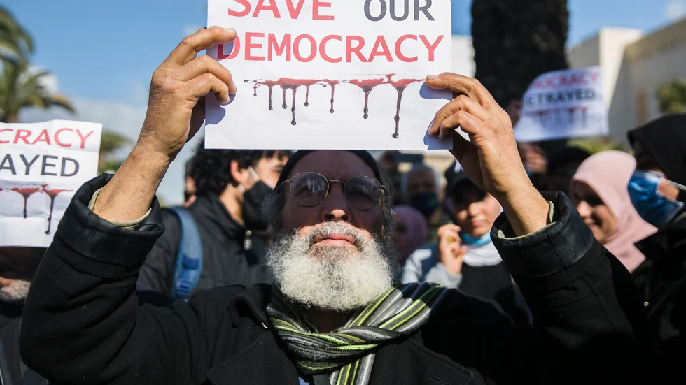 Bild från en demonstration i Tunis mot Kaïs Saïeds utökade makt i Tunisien, i februari. Arkivbild.