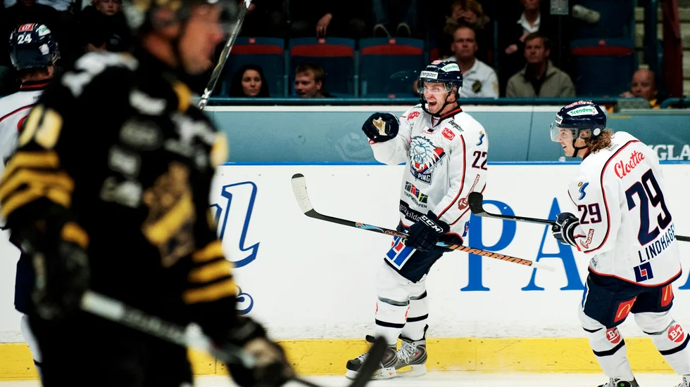 Matt Murley jublar efter ett av sina tre mål i LHC-tröjan. Här gratulerad av kedjekollegan Erik Lindhagen.