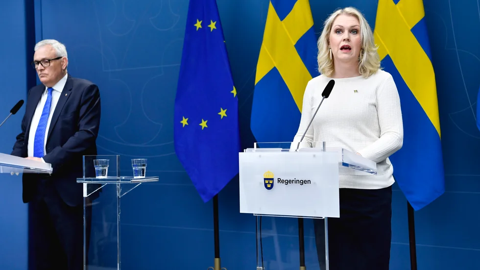 Samarbete, men på pandemidistans. Anders Knape (M) från kommunernas och regionernas samarbetsorgan SKR och socialminister Lena Hallengren (S) presenterar i maj 2021 en satsning de kommit överens om. En modell som fungerat väl under flera regeringar.  