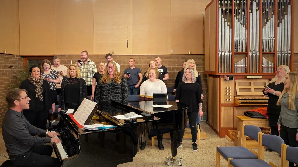 Marcus och kören repar inför konserten "TOGETHER". 