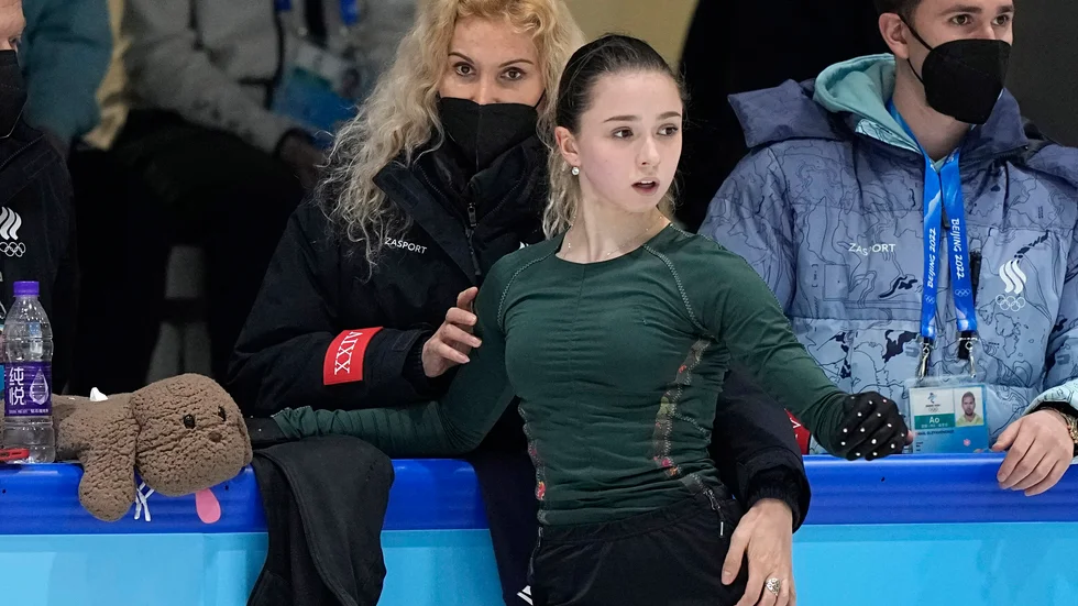 Kamila Valieva med sin tränare Eteri Tutberidze under träning i Peking.
