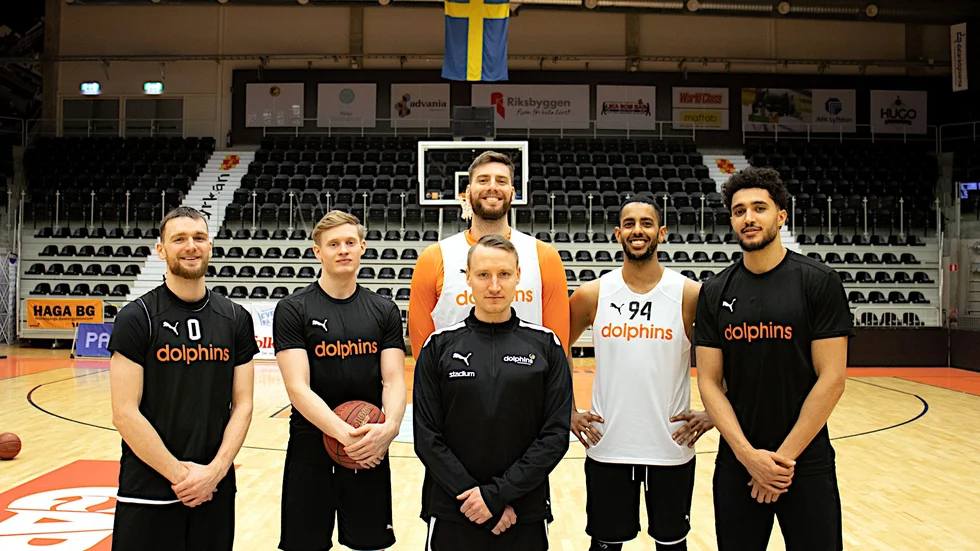 Landslagsgänget i Dolphins. Tim Schüberg, Felix Terins, Adam Ramstedt och Nathan Dawit ingår i Mikko Riipinens blågula gäng. Jackson Rowe ska debutera i det kanadensiska under VM-kvalet.