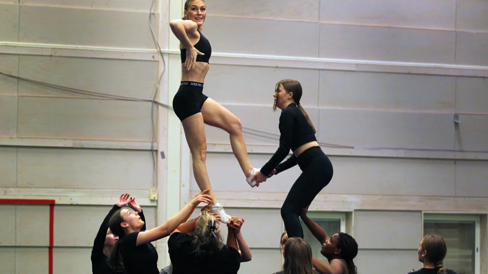 I cheerleading krävs samarbete för att kunna nå höga höjder.
