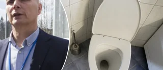 Förvarstagen hotade personal och slet loss toalett