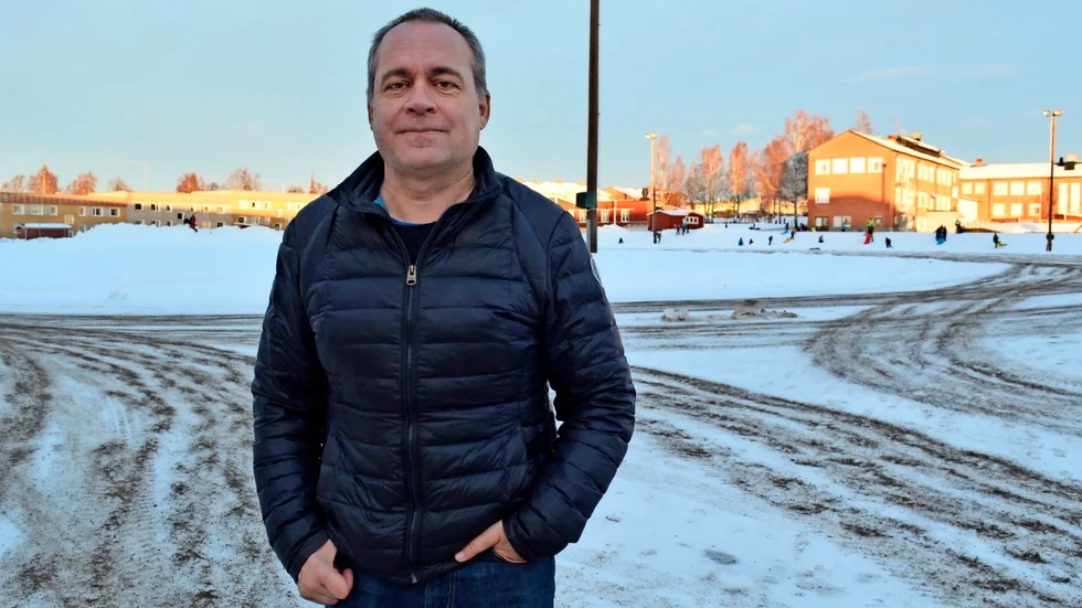På plats. Mats Skoogh vid Norsjöskolans grusplan, ett område som lär fyllas med olika aktiviteter. Foto: Lennart Enkvist.