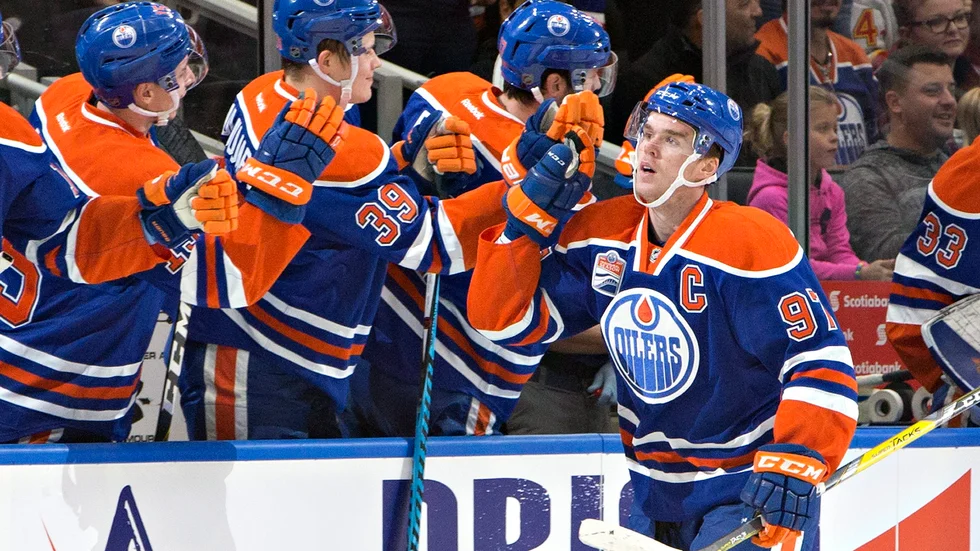Hyllas. Connor McDavid, den yngste lagkaptenen genom tiderna, hyllas av Adam Larsson och en hel hockeyvärld. Foto: Jason Franson.