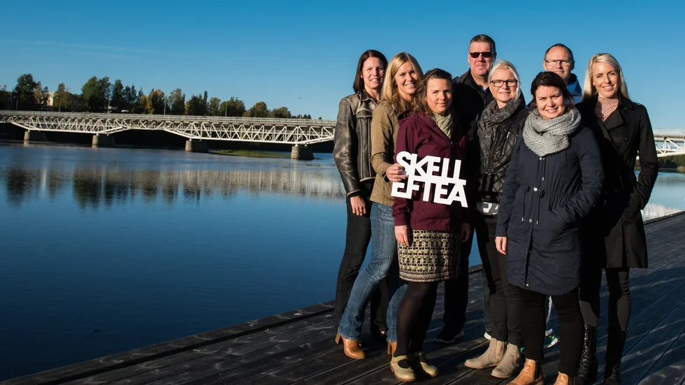 Maria Rautio, Sinnika Sjunnesson, Marie Chrysander, Mikael Wiklund, Maria Renström, Emma Johansson, Per Gysenius och Anneli Josefsson. Saknas på bilden gör Bertil Furberg. Foto: Pressbild.
