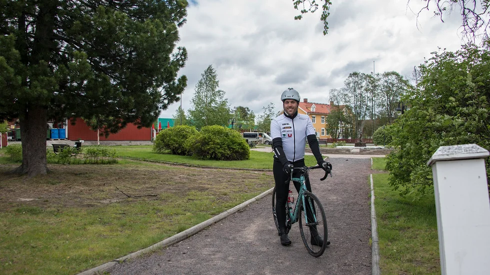 240 mil på cykel. Inför resan har Simon Gustavsson lagt på sig 23 kilo. ”Jag gör det för miljön, och för att visa så mycket man kan göra. Kroppen klarar så otroligt mycket. Och så har jag väl en liten jävel inom mig, som är trött på att folk säger att saker inte går, innan man ens har testat”, säger Simon.