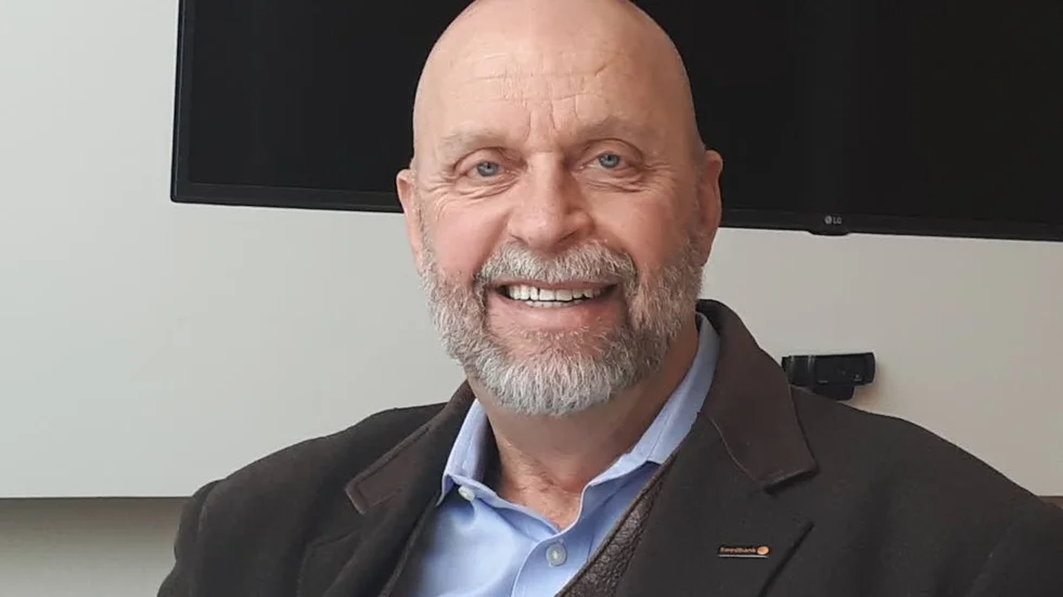 30 år i gruvan. Olof Manner träffar "samhället" hela tiden. Ständigt nya föredrag om hur ekonomi hänger ihop med det mesta.