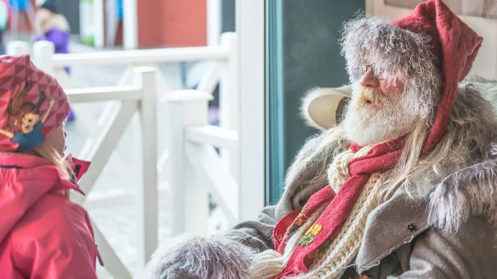 "Vi bör ställa oss frågan, liknande jultomtens: ”finns det någon snällhet här?”, skirver Jenny Ekenlie.