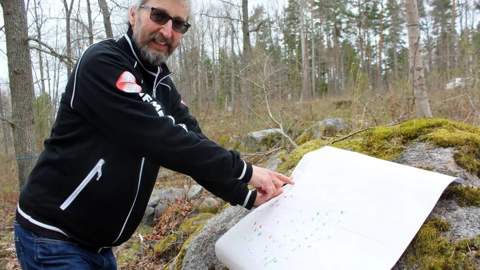 Jan-Erik Svenblad, ordförande i Föreningen Doverstorps Flyktingläger, visar på kartan från Stadsarkivet i Norrköping, var tidigare okänd bebyggelse hittats.