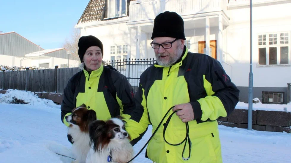 Hundrastgård. Marianne och Rolf Andersson skulle gärna vilja ha minst en hundrastgård i Finspång. På bilden syns de med sina papillonhundar Manne och Josh.