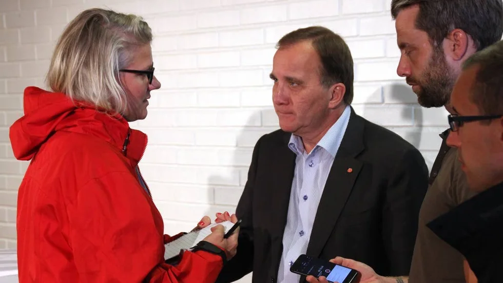 Här syns Stefan Löfven (S) på ett valmöte i Norrköping där Folkbladets reporter Carolina Nilsson ställer frågor.  Det är dags att ställa nya frågor nu. Utlys ett extraval.