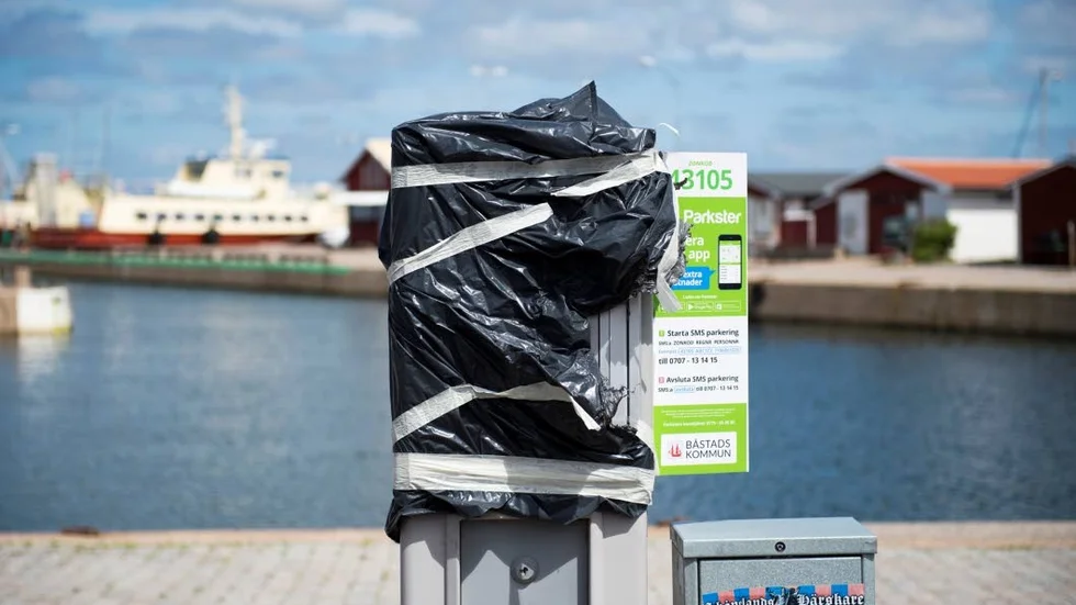 Mannen betalade sin parkeringsbiljett digitalt. Men han glömde att avsluta biljetten.
